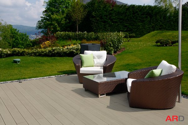  Beige WPC Terrasse ausgestattet mit modernem Möbel