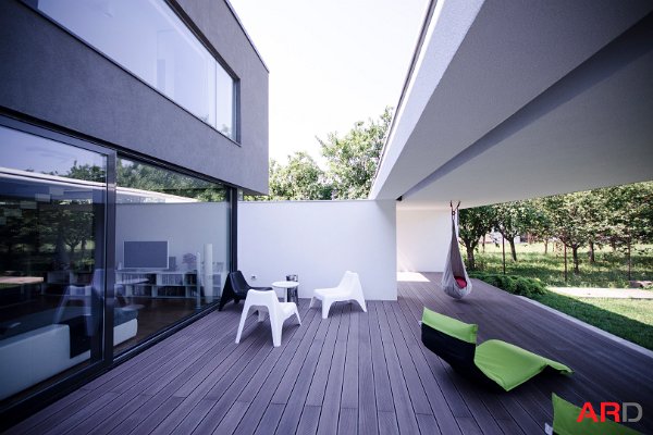 Terrasse ausgestattet mit modernem Möbel