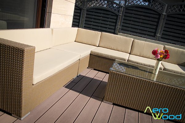 BeigeTerrassendielen mit Rattan Möbel