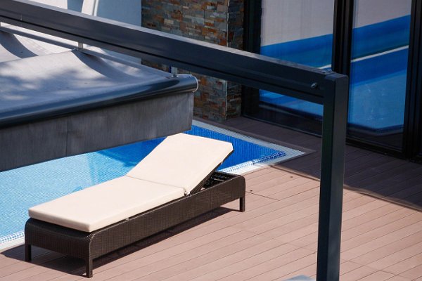 Terrasse mit Liegestuhl und Pool 