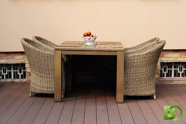 Terrassendielen mit Rattan Möbel